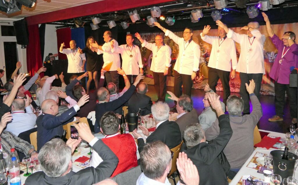 Acteurs du Herre-n-Owe saluant devant une salle enthousiaste